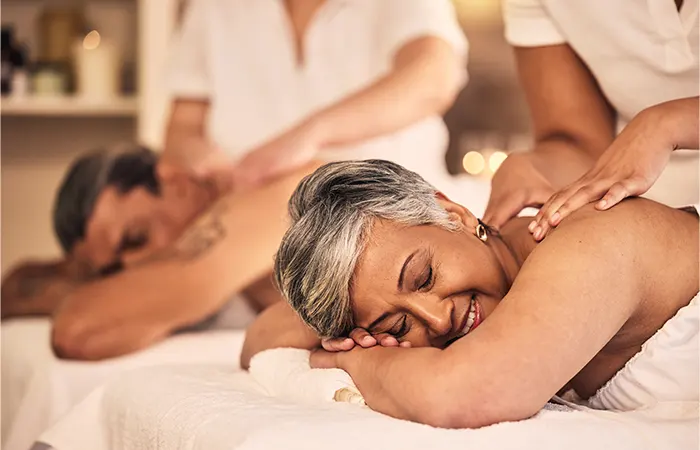 Casal recebendo massagem relaxante no Spa do Bosque